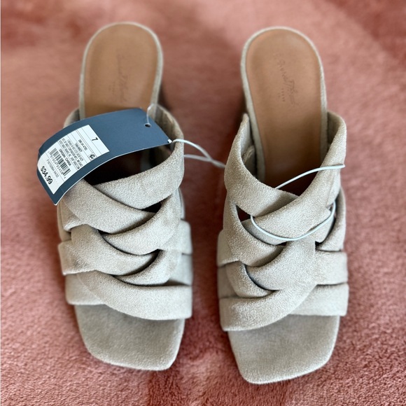 NWT! Universal Thread sandals - Picture 2 of 3